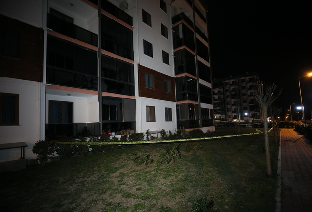 Avukat evinin önünde ölü bulundu! Ekipler yüksekten düşme ihtimali üzerinde duruyor Avukat evinin önünde ölü bulundu! Ekipler yüksekten düşme ihtimali üzerinde duruyor