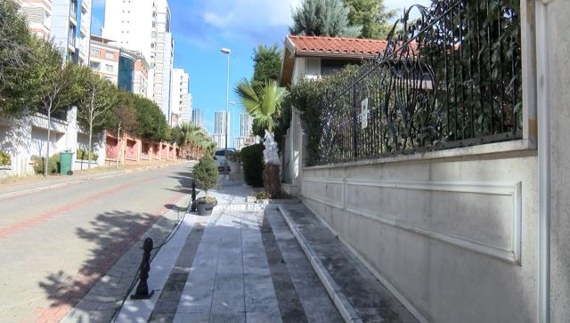 Dehşet anları kamerada! Avukat ile evine giren hırsızlar arasında çatışma çıktı Dehşet anları kamerada! Avukat ile evine giren hırsızlar arasında çatışma çıktı