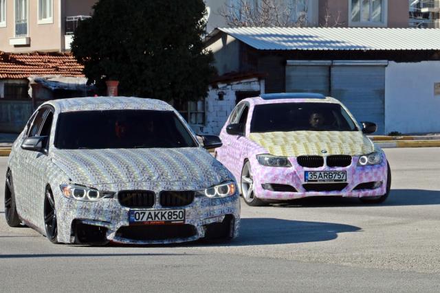 İki kafadar araçlarını dolar ve euro ile kapladı, görenler şaşırıp kaldı İki kafadar araçlarını dolar ve euro ile kapladı, görenler şaşırıp kaldı