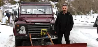 Kendi yaptığı kar küreme aracıyla mahallenin yollarını açtı