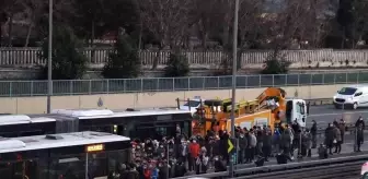 Metrobüs arıza yaptı, yolcular metrobüs güzergahında yürümek zorunda kaldı