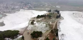 Pamukkale'de turistler kar altında termal havuza girdi