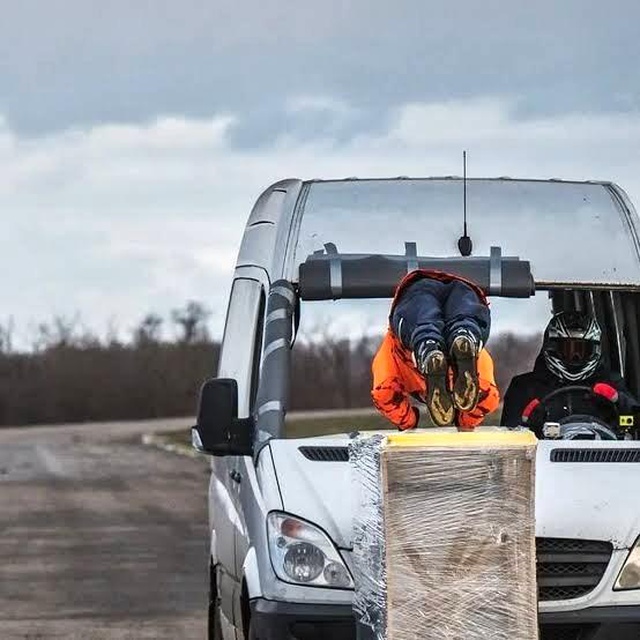 Nefes kesen anlar! Rus dublör 80 km hızla giden minibüsün içinden mermi gibi geçti