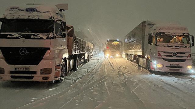 54 yıl sonra bir ilk gerçekleşti! 50 santimetreyi bulan kar Gaziantep'te hayatı felç etti