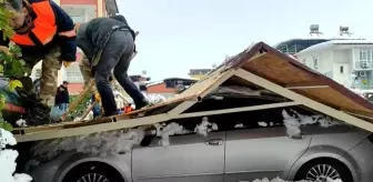 Gaziantep'te çatı çöktü, 20 araç hasar gördü