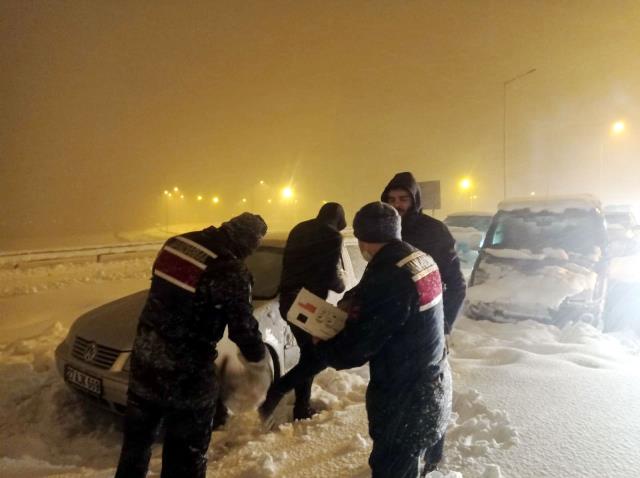 Gaziantep'te yoğun kar yağışı hayatı felç etti! TAG Otoyolu kapandı, mahsur kalan 2900 kişi kurtarıldı