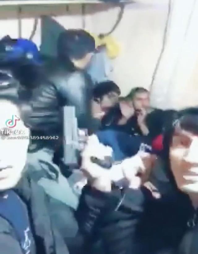 İstanbul'un göbeğinde korkutan olay! Gasp çetesi, eve baskın yaptığı anları TikTok'ta paylaştı İstanbul'un göbeğinde korkutan olay! Gasp çetesi, eve baskın yaptığı anları TikTok'ta paylaştı