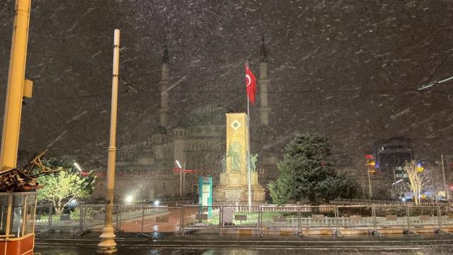 Kadıköy'de E-5 Karayolu beyaza büründü Kadıköy'de E-5 Karayolu beyaza büründü