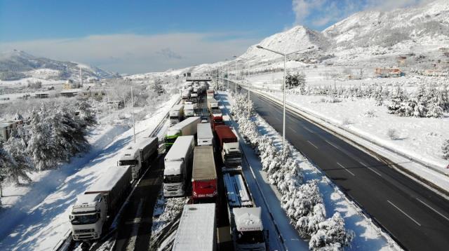 Kar yağışının etkili olduğu Tarsus-Adana-Gaziantep otoyolunda metrelerce tır kuyruğu oluştu Kar yağışının etkili olduğu Tarsus-Adana-Gaziantep otoyolunda metrelerce tır kuyruğu oluştu