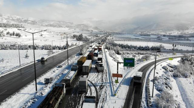 Kar yağışının etkili olduğu Tarsus-Adana-Gaziantep otoyolunda metrelerce tır kuyruğu oluştu Kar yağışının etkili olduğu Tarsus-Adana-Gaziantep otoyolunda metrelerce tır kuyruğu oluştu