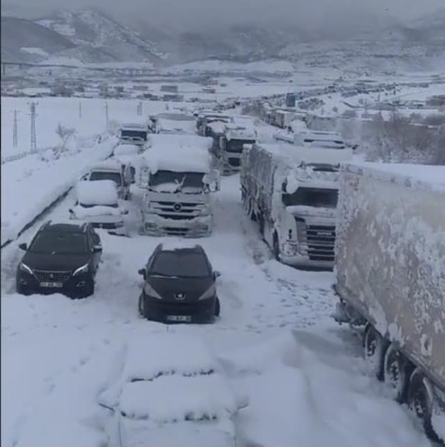 Nurdağı'nda mahsur kalan yurttaşlardan 'imdat' paylaşımları: Benzin bitti, aç ve susuz kaldık! Nurdağı'nda mahsur kalan yurttaşlardan 'imdat' paylaşımları: Benzin bitti, aç ve susuz kaldık!