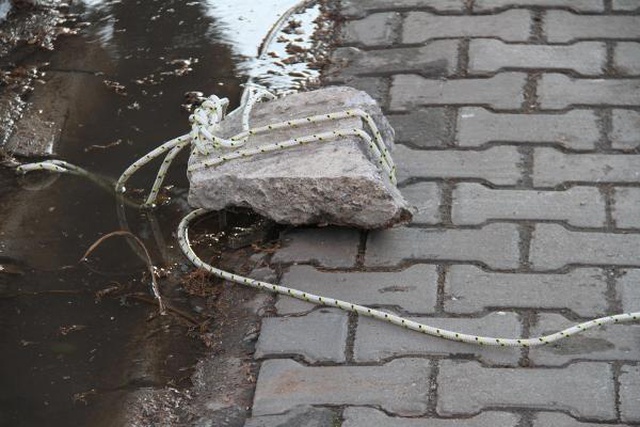 Mersin'de bir kadın pankart ipinin bağlı bulunduğu taşın başına düşmesi sonucu yaşamını yitirdi Mersin'de bir kadın pankart ipinin bağlı bulunduğu taşın başına düşmesi sonucu yaşamını yitirdi