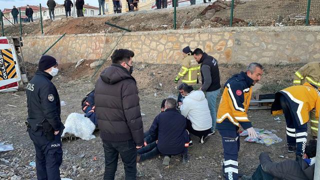 Son Dakika! Kırıkkale'de işçileri taşıyan minibüs şarampole yuvarlandı: 15 yaralı var Son Dakika! Kırıkkale'de işçileri taşıyan minibüs şarampole yuvarlandı: 15 yaralı var