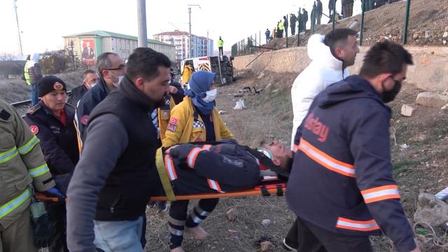 Son Dakika! Kırıkkale'de işçileri taşıyan minibüs şarampole yuvarlandı: 15 yaralı var Son Dakika! Kırıkkale'de işçileri taşıyan minibüs şarampole yuvarlandı: 15 yaralı var
