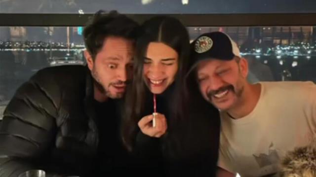 Tuba Büyüküstün ile Murat Boz'un eğlenceli karesi kafa karıştırdı Tuba Büyüküstün ile Murat Boz'un eğlenceli karesi kafa karıştırdı