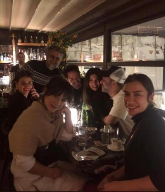 Tuba Büyüküstün ile Murat Boz'un eğlenceli karesi kafa karıştırdı Tuba Büyüküstün ile Murat Boz'un eğlenceli karesi kafa karıştırdı