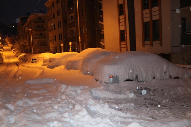 Yoğun kar yağışı sonrası park halindeki araçlar kar altında kayboldu