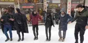 Kar altında halay çektiler... İki yıl sonra ilk defa yağan kar, vatandaşları sevince boğdu