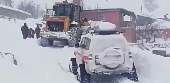 Kardan kapanan evinin yolu iş makinesiyle açıldı, hastaneye ulaştırıldı