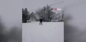Okul yolunu kayak pistine çeviren öğretmen, kayarak okula gidiyor