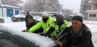 Trafik polisleri yolda kalan araçları iterek sürücülere yardım etti