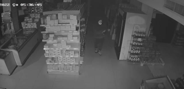 Girdiği markette kasaları boşaltan hırsız, işini bitirdikten sonra soda içti Girdiği markette kasaları boşaltan hırsız, işini bitirdikten sonra soda içti