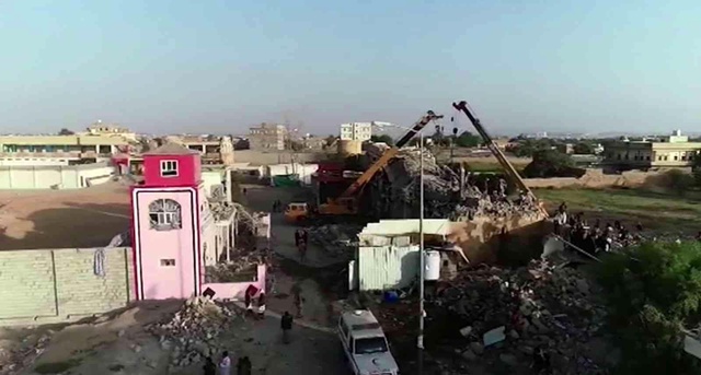 Yemen'de geçici gözaltı merkezine hava saldırısı: 70 ölü Yemen'de geçici gözaltı merkezine hava saldırısı: 70 ölü
