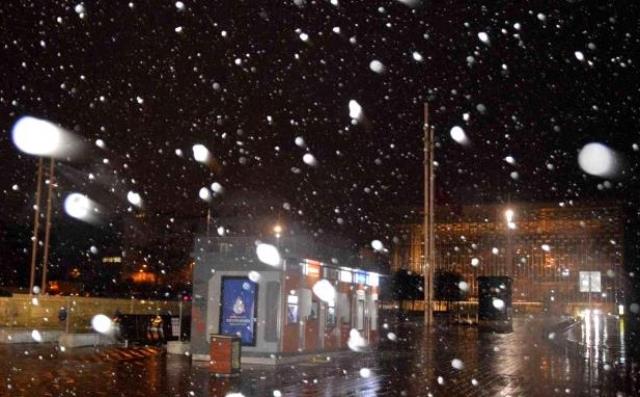 İstanbul'u etkisi altına alan kar yağışı, 5 gün daha devam edecek İstanbul'u etkisi altına alan kar yağışı, 5 gün daha devam edecek