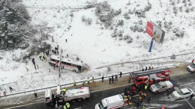 3 kişinin can verdiği Kuzey Marmara Otoyolu'ndaki kazadan ilk görüntüler 3 kişinin can verdiği Kuzey Marmara Otoyolu'ndaki kazadan ilk görüntüler