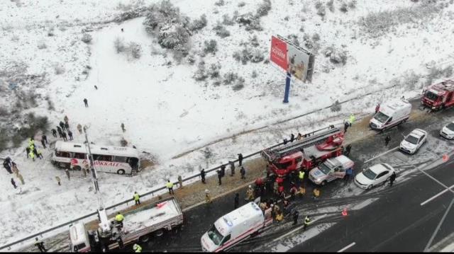3 kişinin can verdiği Kuzey Marmara Otoyolu'ndaki kazadan ilk görüntüler 3 kişinin can verdiği Kuzey Marmara Otoyolu'ndaki kazadan ilk görüntüler