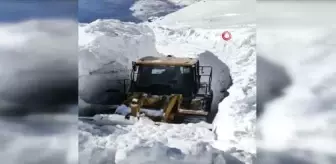 Bahçesaray'da 6 metre karda ekiplerin zorlu mücadelesi