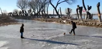 Son dakika haber... Buz tutan göledi fırsata çeviren çocuklar, buz üzerinde top oynadı