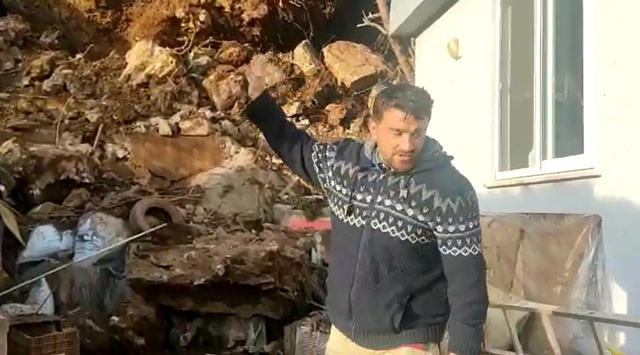 Yatak odasında uyudukları sırada ölümden döndüler! Dev kaya 30 metreden bomba gibi düştü