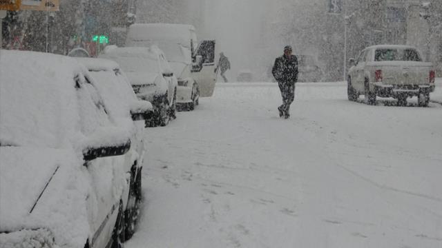 İstanbul'da kar yağışı etkili olmaya devam ediyor! Meteoroloji uzmanlarından 'Kalp rahatsızlığı olanlar dışarı çıkmasın' uyarısı