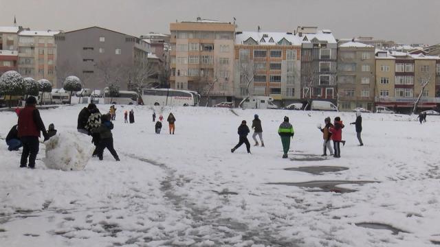 İstanbul'da kar yağışı etkili olmaya devam ediyor! Meteoroloji uzmanlarından 'Kalp rahatsızlığı olanlar dışarı çıkmasın' uyarısı