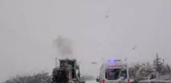 Malatya'da kar nedeniyle yolda kalan ambulans iş makinesi yardımıyla hastaya ulaştı