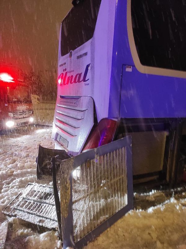 Merzifon'da yolcu otobüsü bariyerlere çarptı 30 yaralı