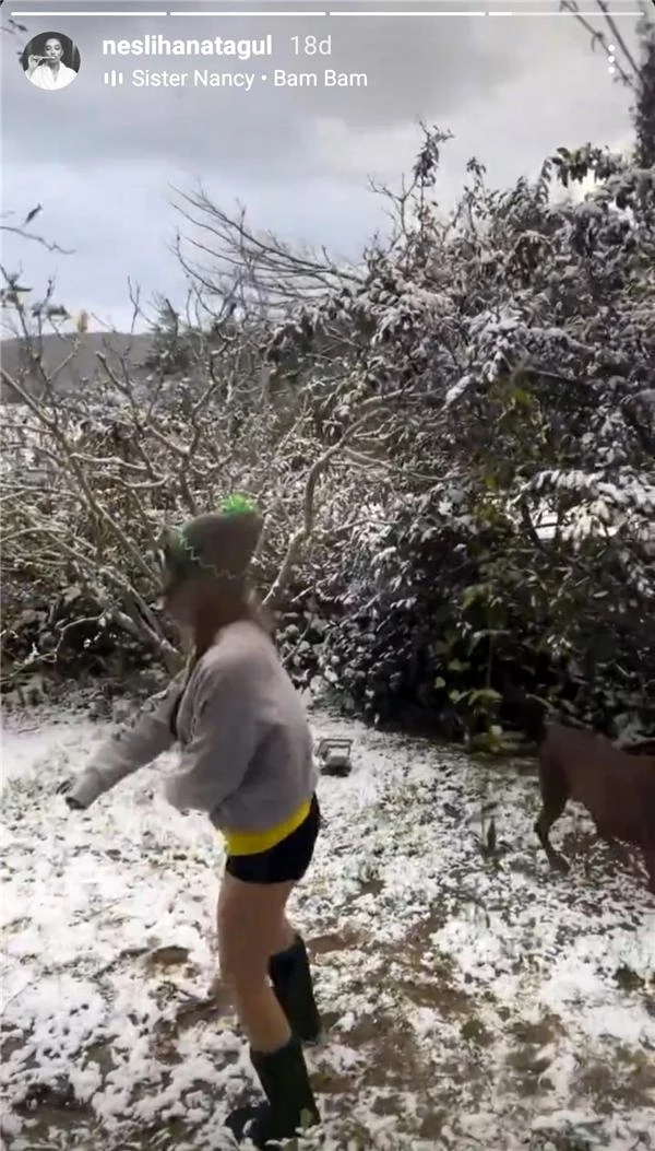 Soğuk havaya aldırış etmeyen Neslihan Atagül, mini şortuyla kar keyfi yaptı