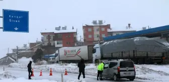 Sivas-Malatya kara yolu yoğun kar nedeniyle ulaşıma kapandı