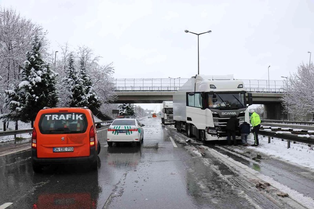 TEM Otoyolu'nda 13 araç birbirlerine girdi: 2 yaralı TEM Otoyolu'nda 13 araç birbirlerine girdi: 2 yaralı