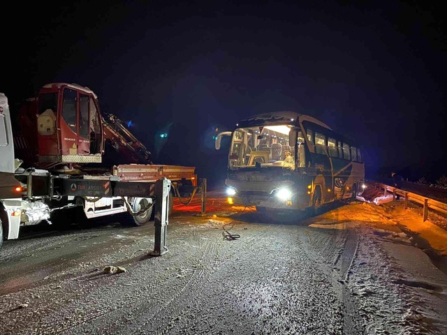 Kar yağışı kazaları da beraberinde getirdi! Refüje çarpan otobüsteki 40 yolcu ölümden döndü Kar yağışı kazaları da beraberinde getirdi! Refüje çarpan otobüsteki 40 yolcu ölümden döndü