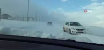 Gercüş'te kayganlaşan yolda kayan tır, yolu ulaşıma kapattı