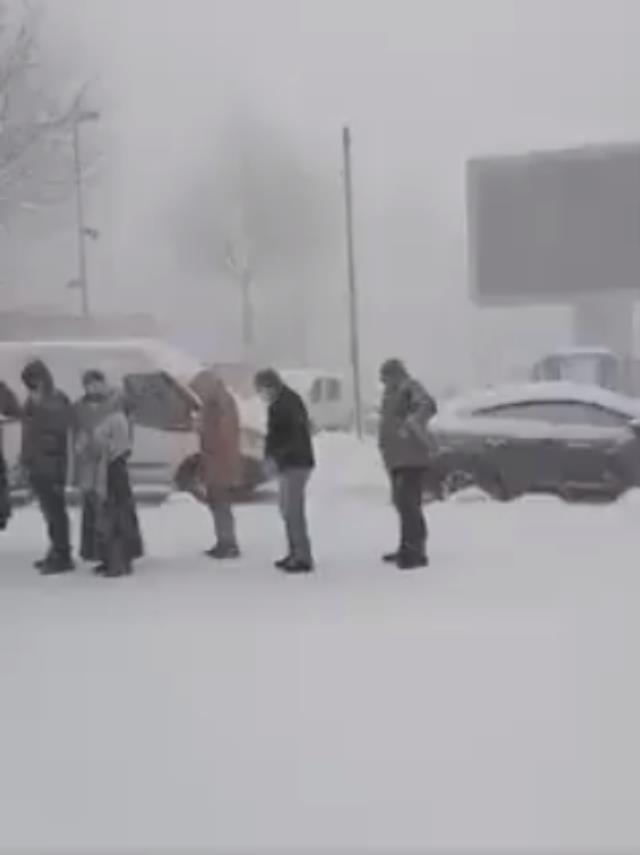 Görüntüler İstanbul'dan! Vatandaşlar tipi altında Halk Ekmek kuyruğu bekledi Görüntüler İstanbul'dan! Vatandaşlar tipi altında Halk Ekmek kuyruğu bekledi