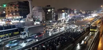 Kar etkili oluyor - Haramidere Sanayi metrobüs durağı