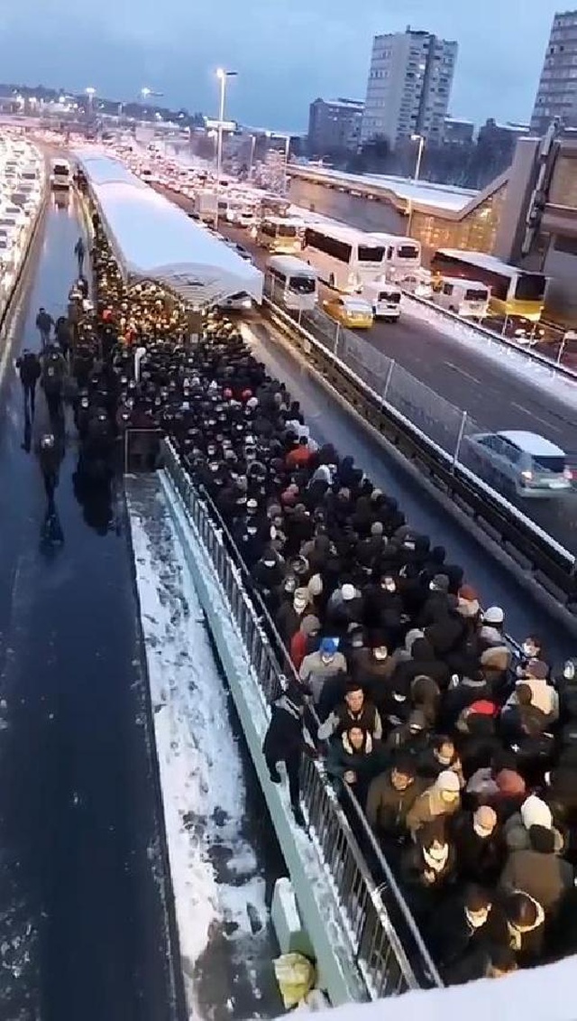 İstanbul'da toplu ulaşım araçlarında yoğunluk