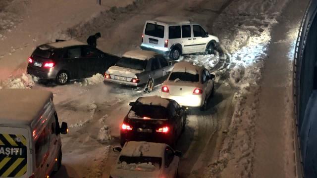 İstanbul'u kar fırtınası vurdu! Trafik kilitlendi, vatandaş perişan oldu