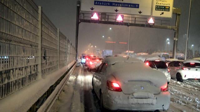 İstanbul'u kar fırtınası vurdu! Trafik kilitlendi, vatandaş perişan oldu