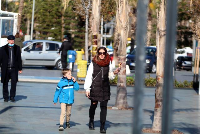 Kar yağışı beklenen Antalya'da şaşırtan görüntüler-Turistler soğuk havaya rağmen denize girdi