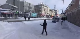 Karapınar'da karda üşüyen yavru köpeğe esnaf sahip çıktı