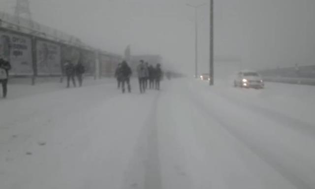 Son Dakika: İstanbul'da kar esareti! Toplu ulaşım kilitlendi, metro seferleri uzatıldı